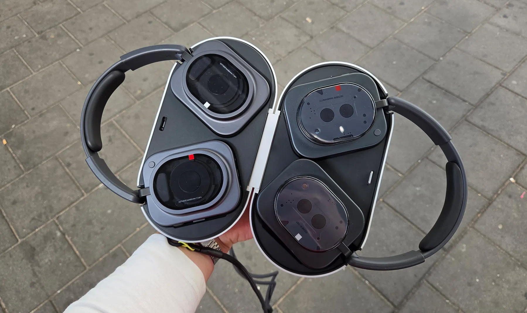 Nothing Headphone 1 Pro vs 1 in doosje